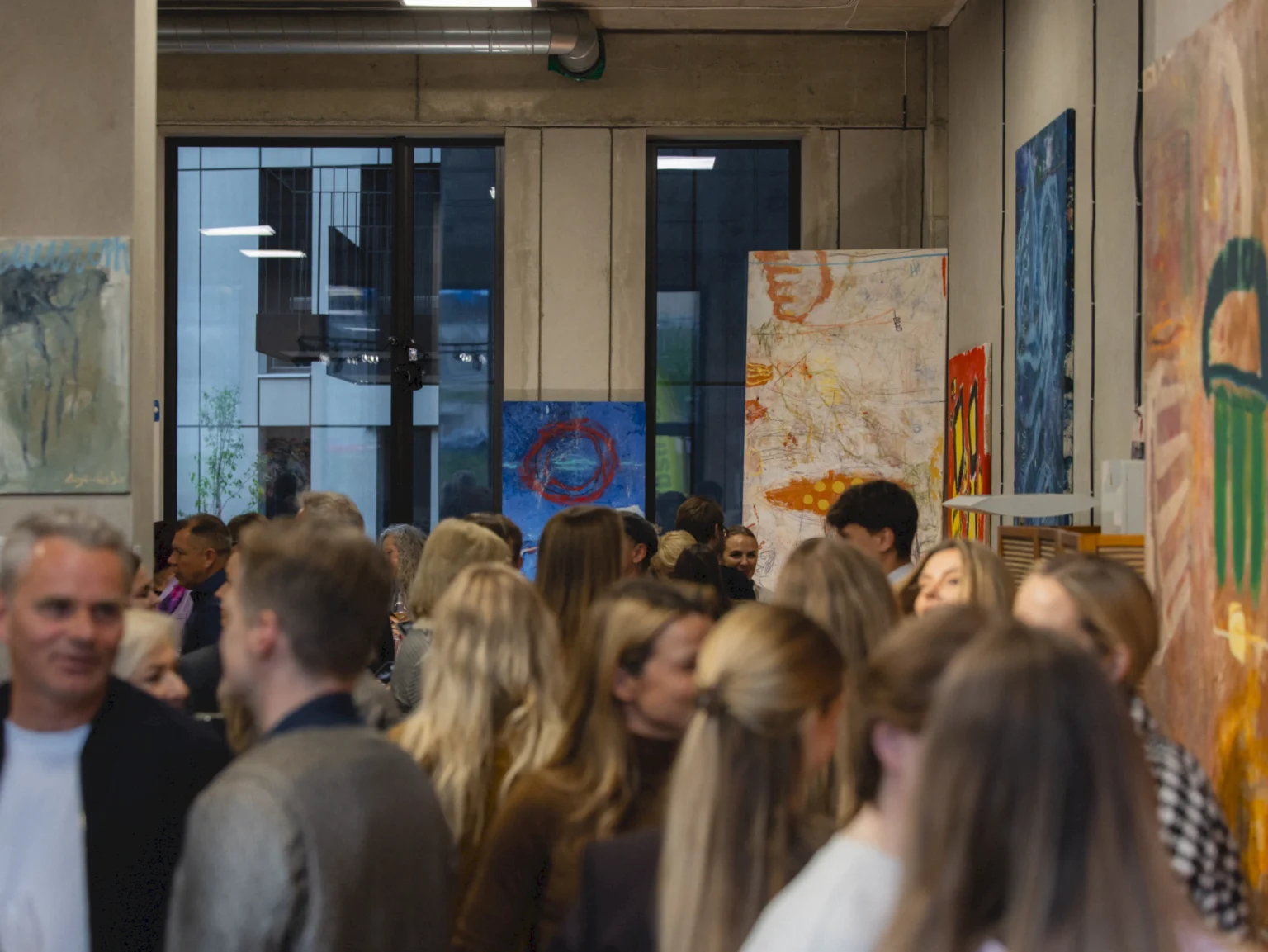 Komanda klausosi menininko pokalbio galerijoje