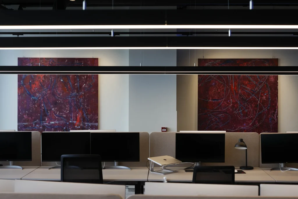 Eigirdo Scinsko paveikslai MOÉRIE biure – virš darbo vietų